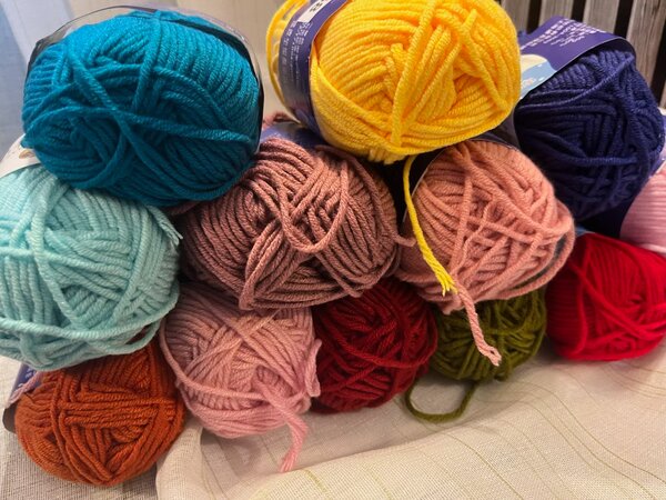 Lot de pelotes de laine colorées