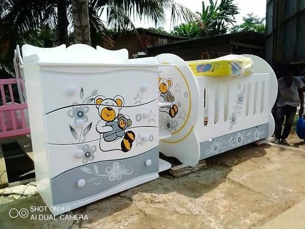 Lit bébé avec commode bois