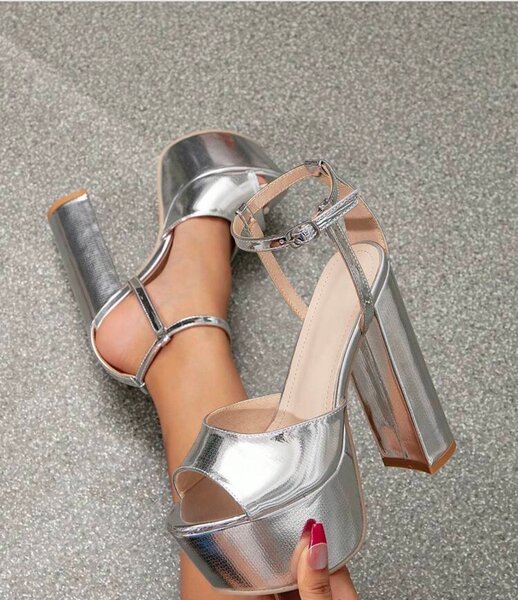 Sandales à talons argentées