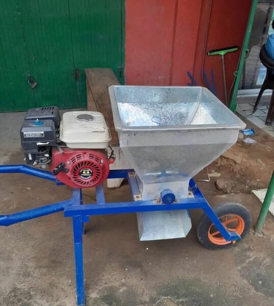 Broyeur de graines moteur thermique