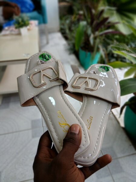 Women's White Flat Heel Sandals