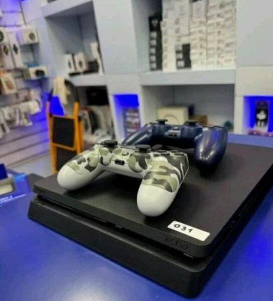 Console de jeu avec manettes