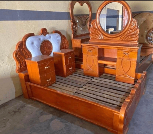 Lit en bois sculpté élégant