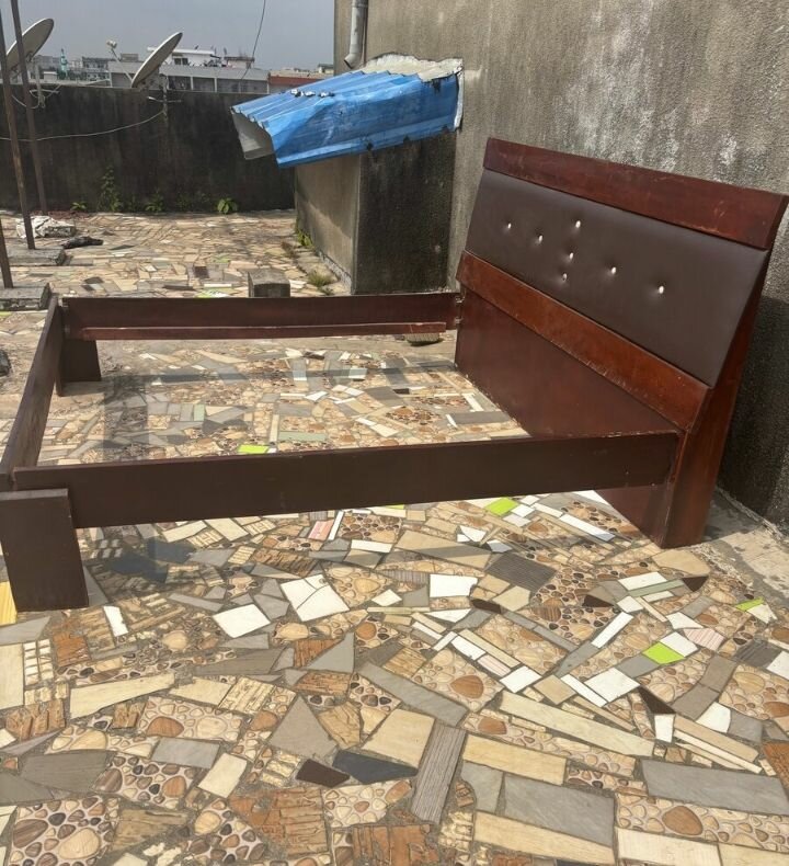 Lit en bois avec tête de lit