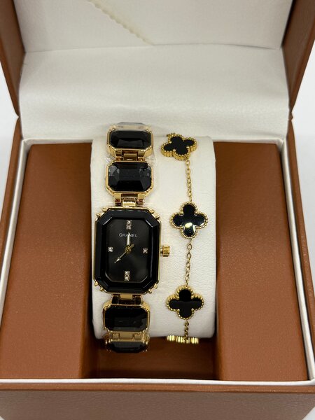 Montre luxe avec bracelet en cuir blanc