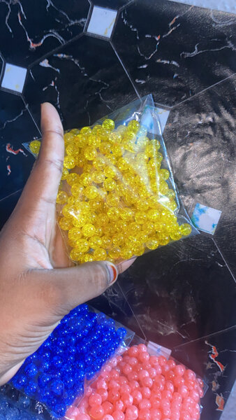 Perles de décoration jaunes