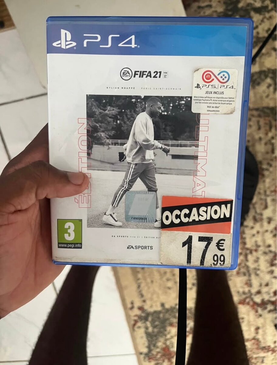 Console PS4 avec FIFA 21