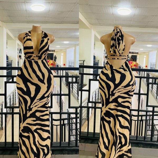 Robe longue dos nu zébrée