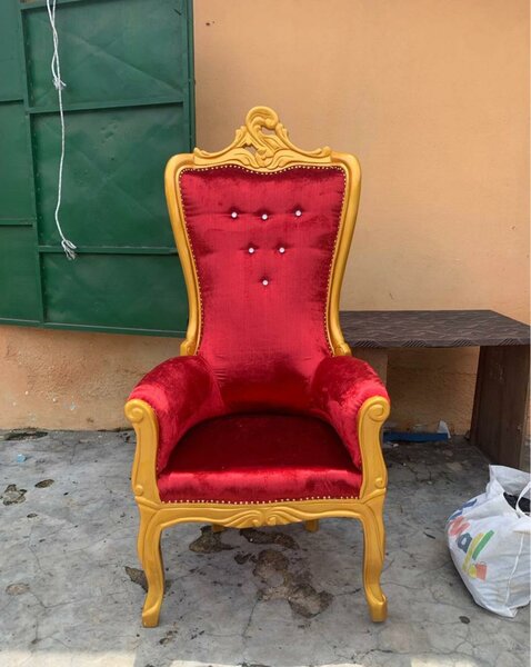 Chaise haute luxe rouge doré