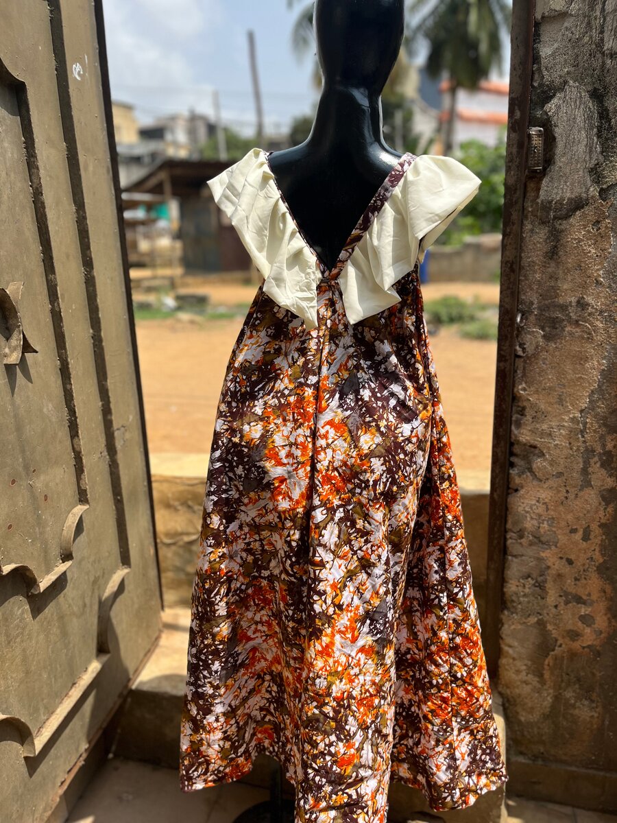 Robe africaine fleurie à volants