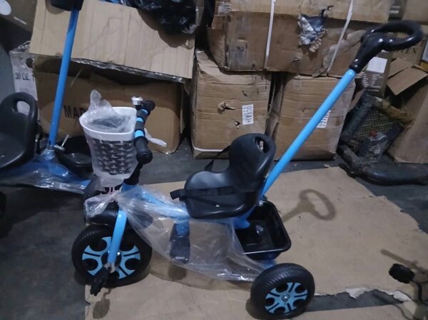 Tricycle enfant bleu avec panier