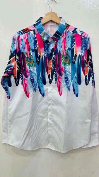 Chemise à plumes colorées