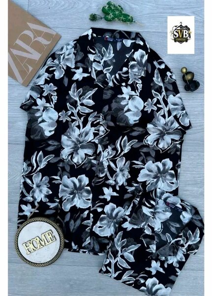 Chemise noire fleurie pour femme