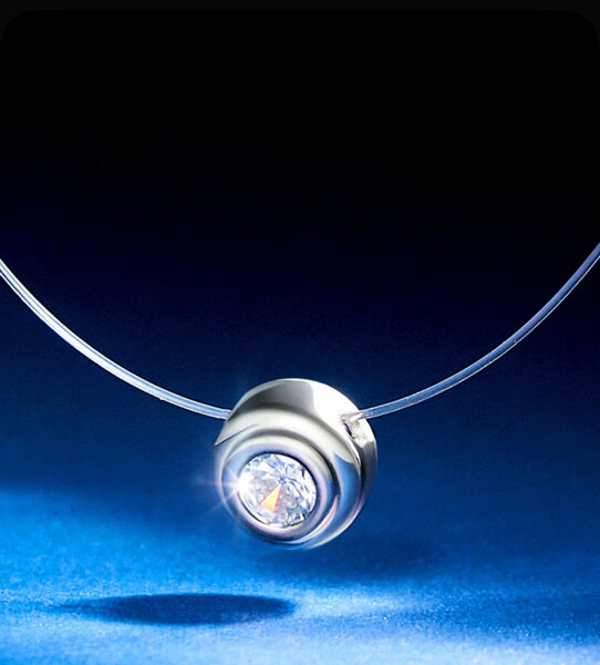 Collier sur fil transparent