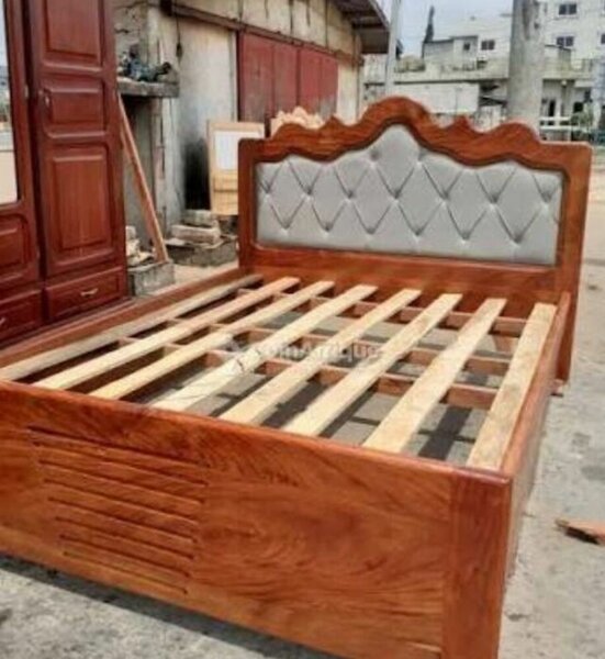 Lit en bois avec tête de lit capitonnée