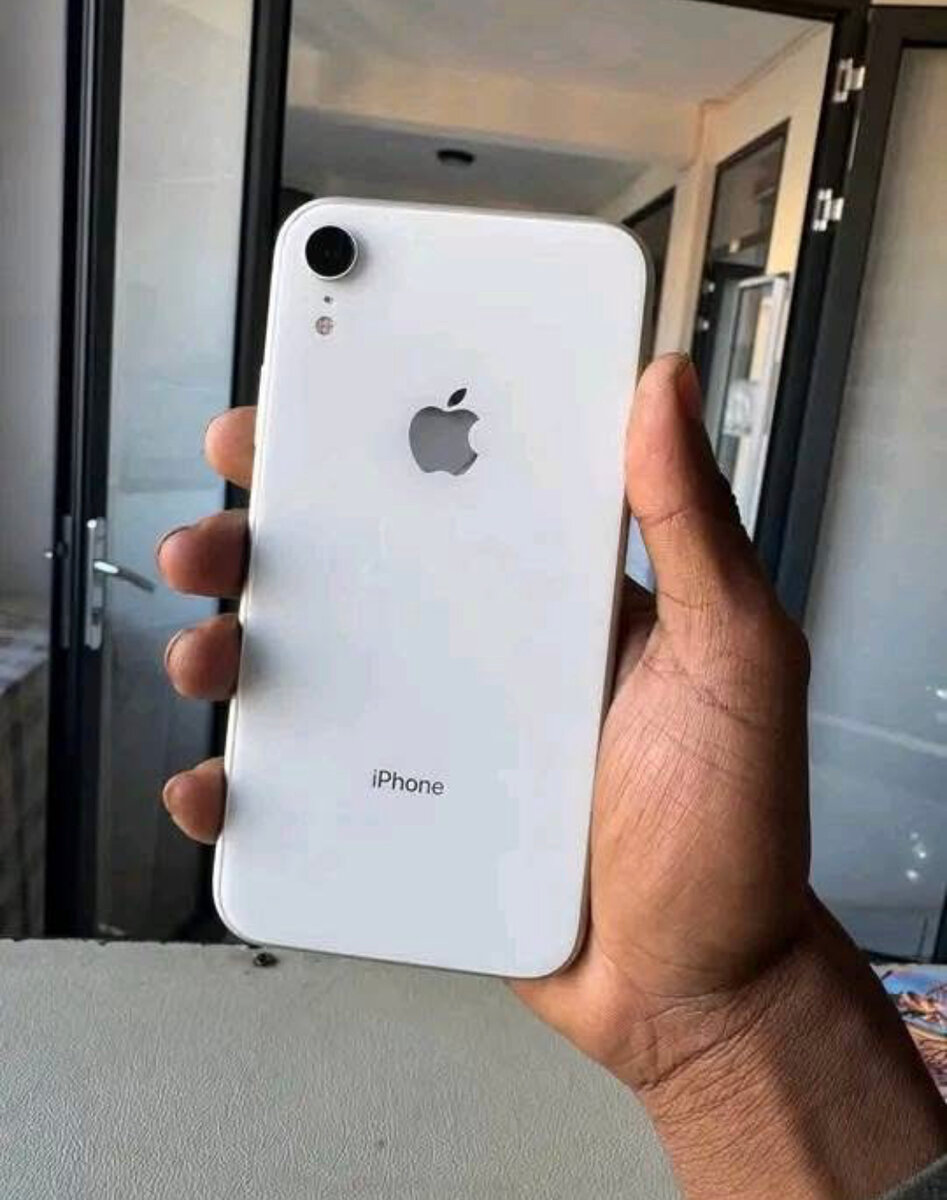 iPhone blanc avec accessoires