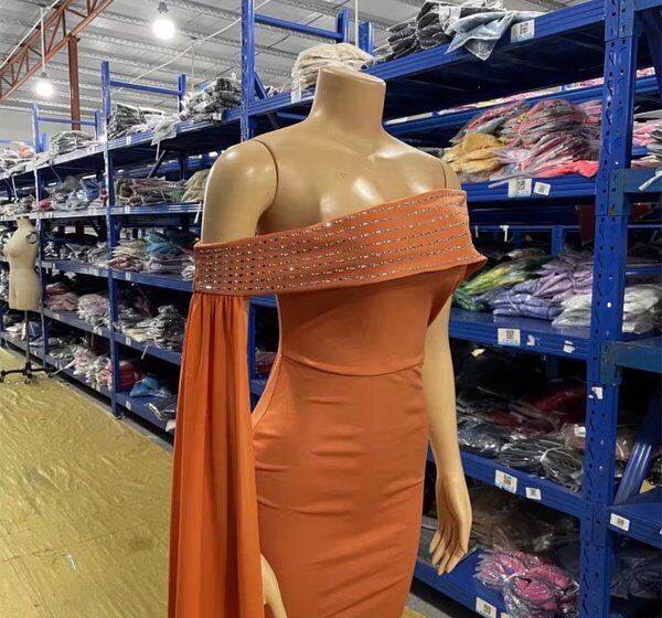 Robe de soirée asymétrique avec perles