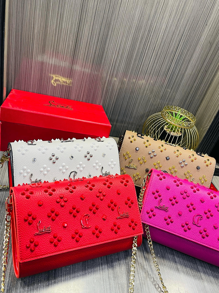 Sac à main élégant clouté