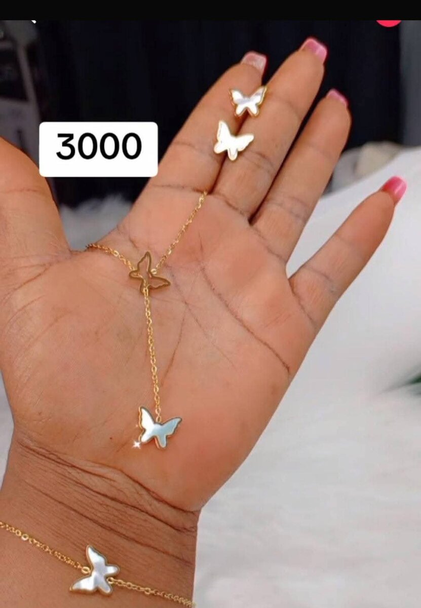 Collier et Boucles d'Oreilles Éclatants