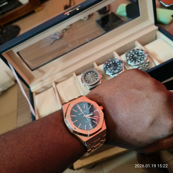 Montre luxe homme en rose