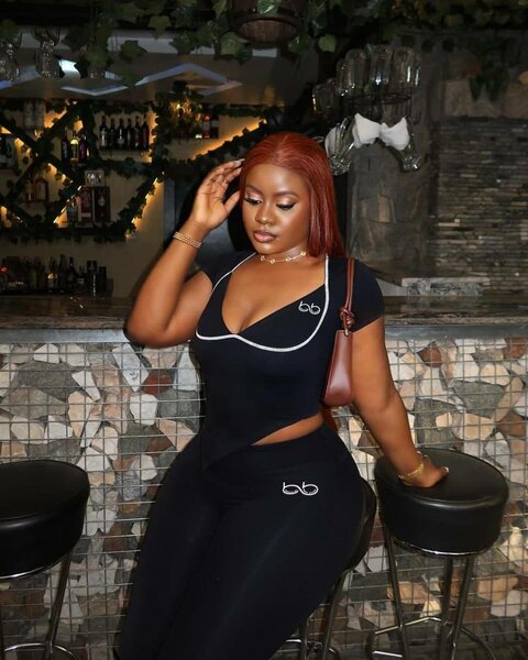 Tenue de sport élégante femme