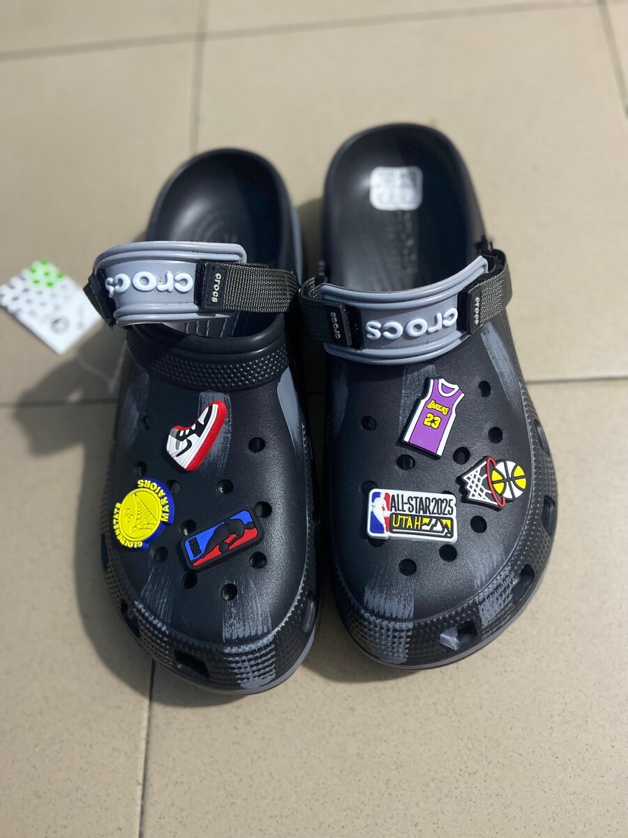 Chaussures Crocs noir avec décorations