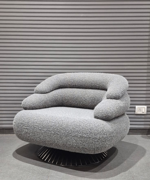 Fauteuil design gris en tissu bouclé
