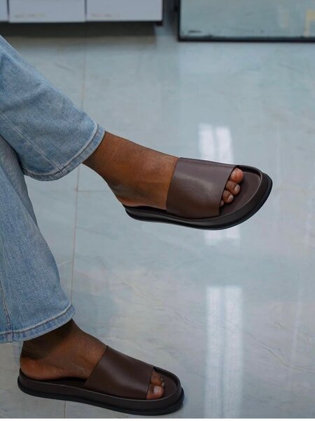 Sandales plates en cuir marron pour homme