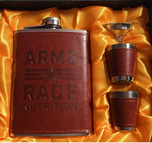 Flasque en cuir avec gobelets