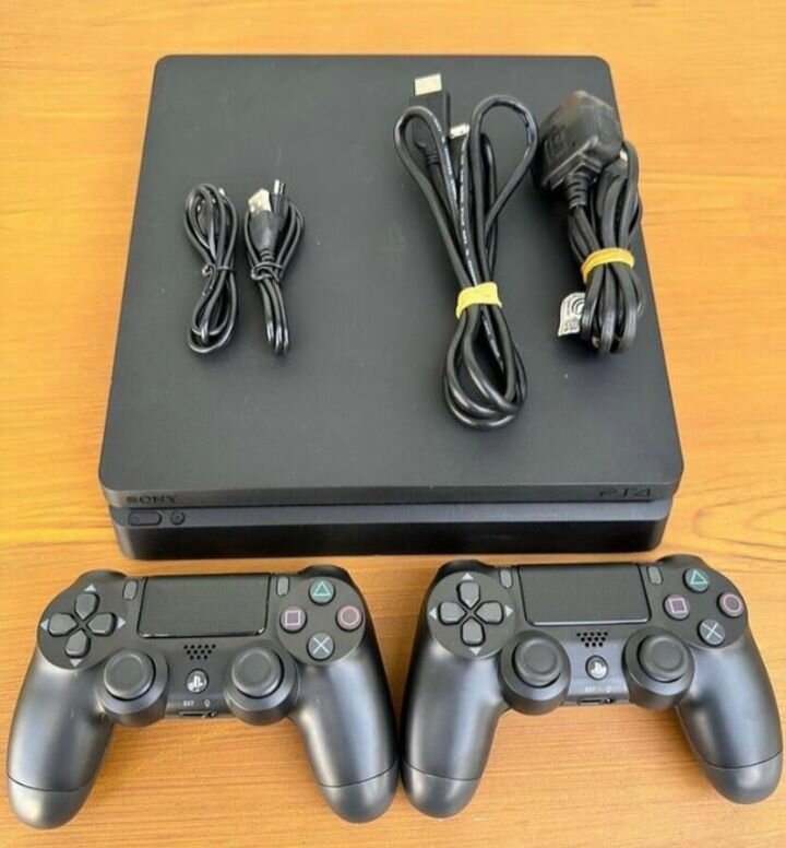 Console Sony PlayStation 4 avec 2 manettes