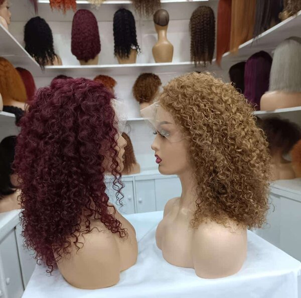 Perruque synthétique bouclée