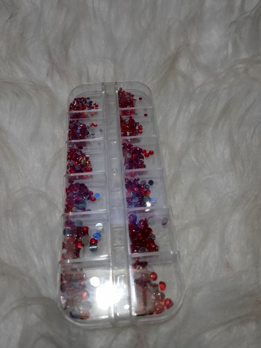 Boîte de strass colorés