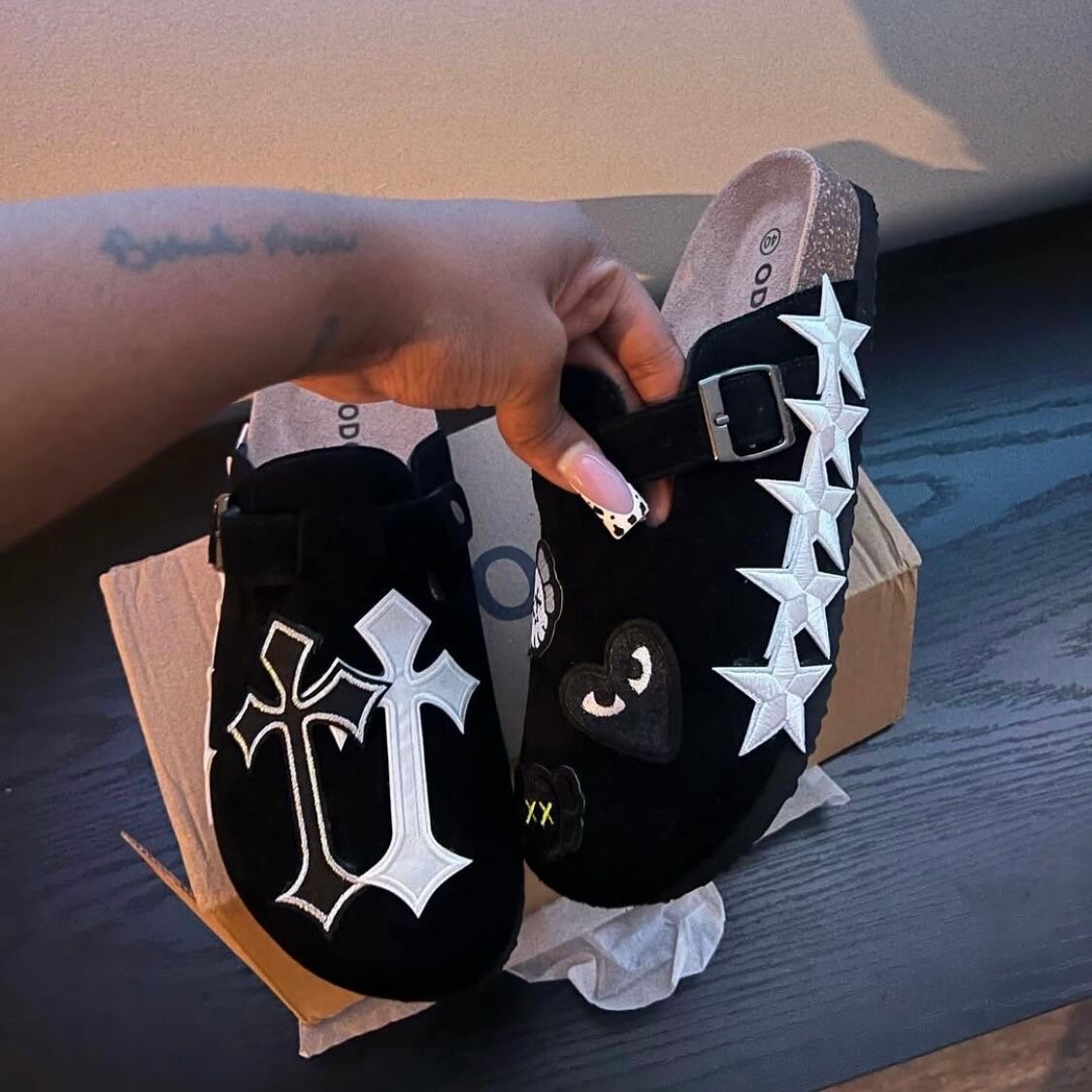 Sabots noir en daim décorés