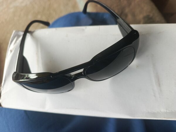 Lunettes de soleil noires pour homme