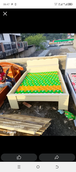 Lit en bois élégant