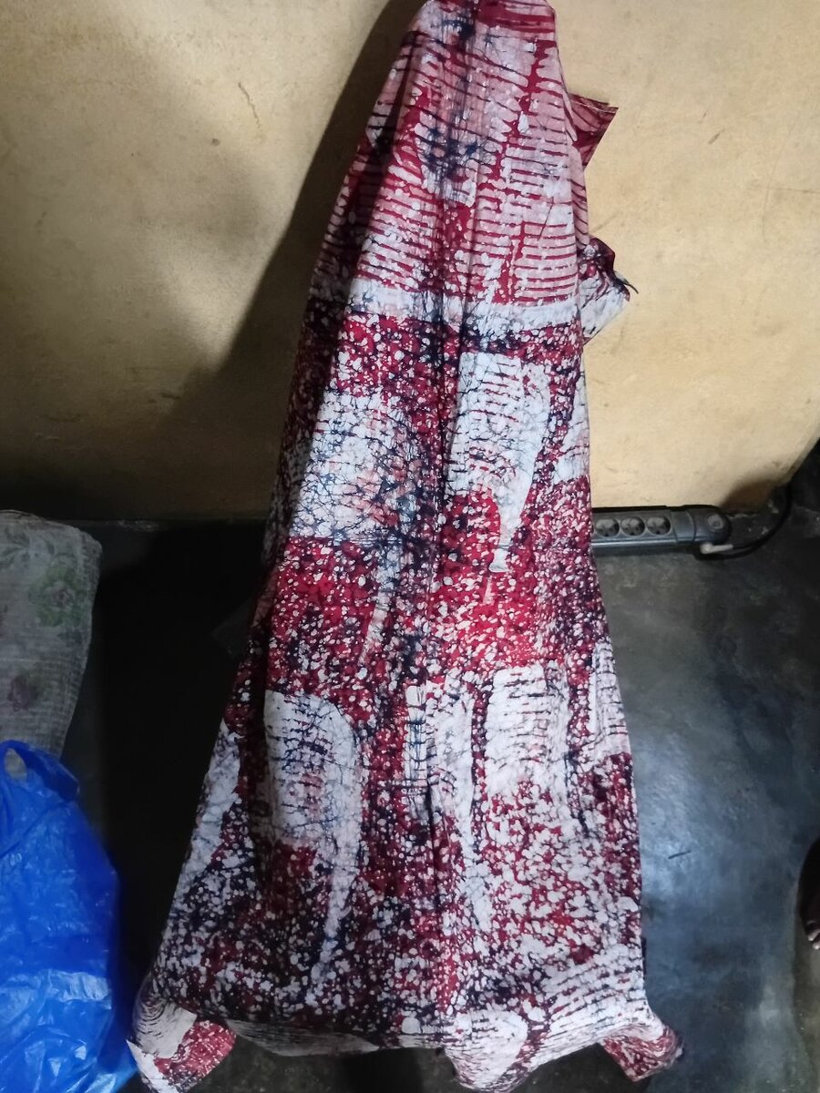 Robe à capuche en tissu coloré