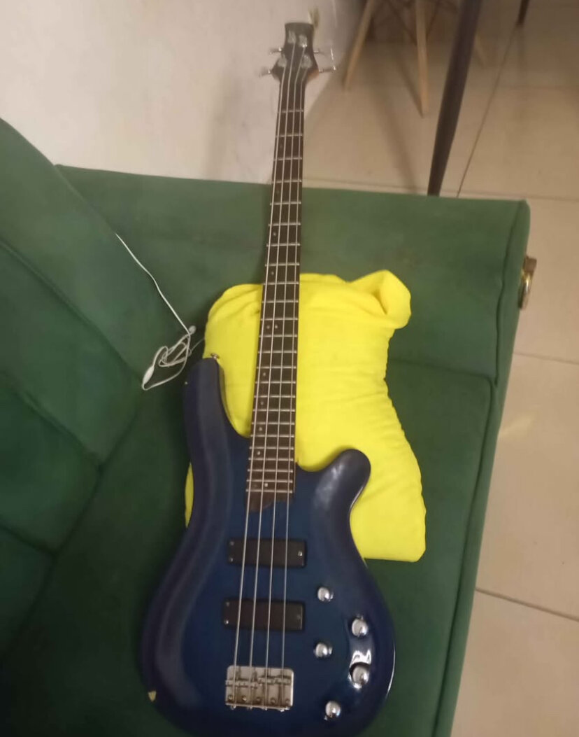 Guitare basse électrique 4 cordes