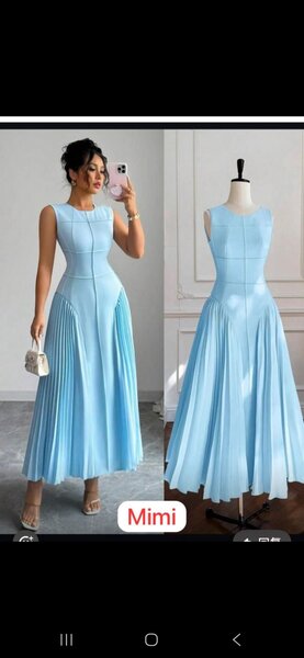 Robe élégante bleue plissée