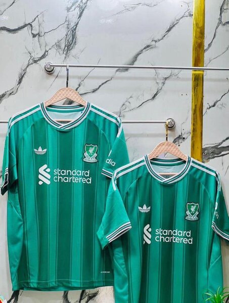 Maillots de football Nike et Adidas