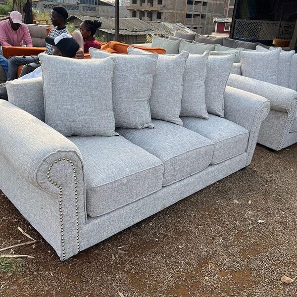 Canapé gris clair en tissu