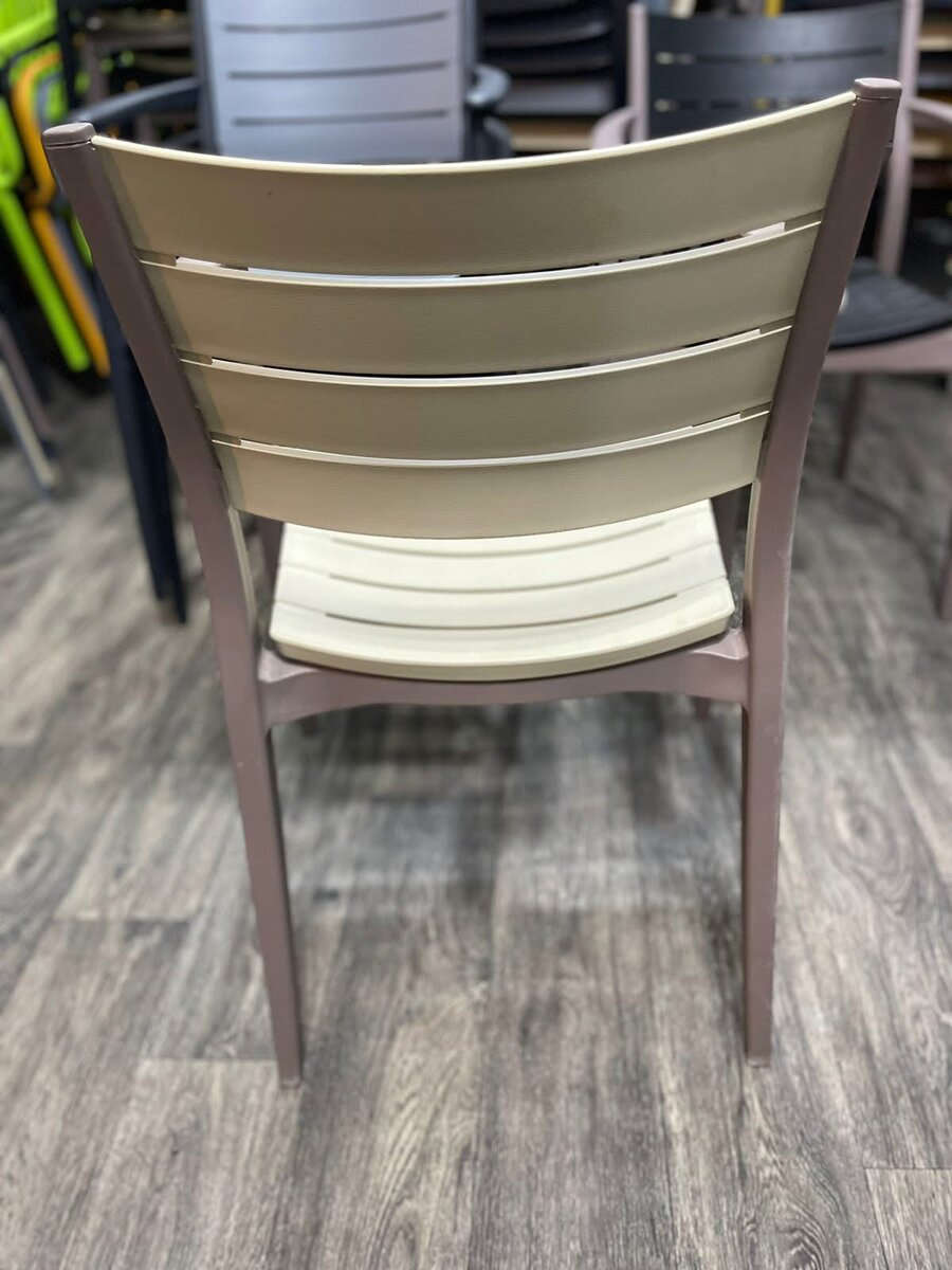 Chaise de jardin en plastique marron