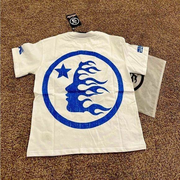 T-shirt blanc avec motif bleu