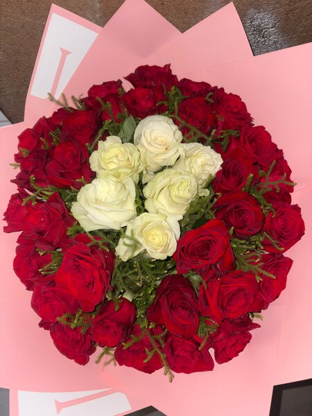 Bouquet de roses rouges et blanches
