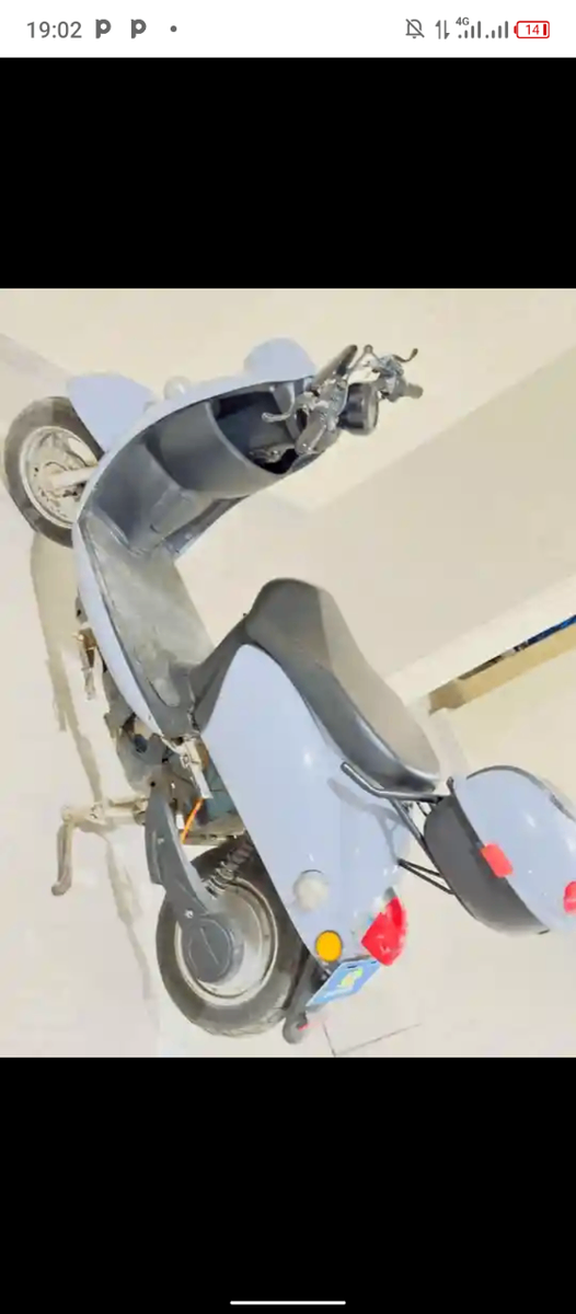 Scooter électrique gris avec boîte de rangement