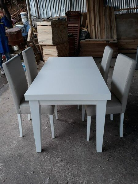 Table à manger blanche avec 4 chaises