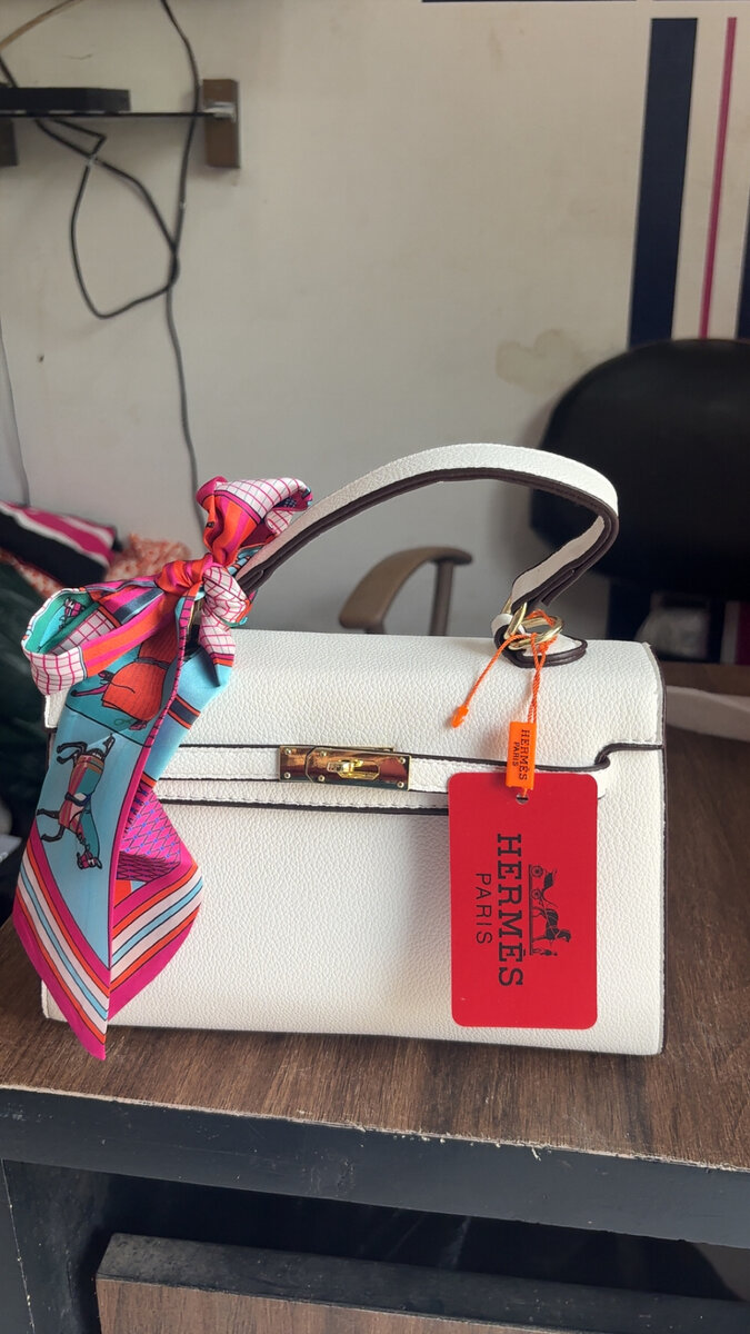 Sac à main blanc en cuir avec poignée