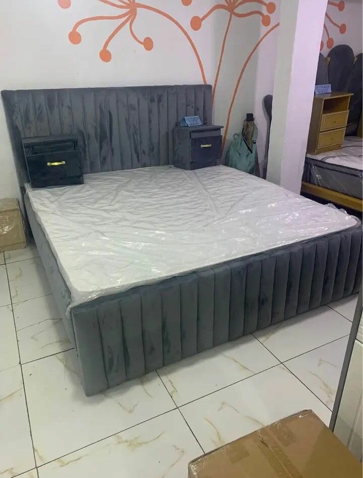 Lit moderne avec chevets intégrés