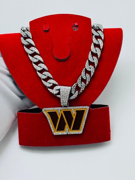 Collier en chaîne avec pendentif stylisé