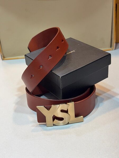 Ceinture en cuir avec boucle dorée