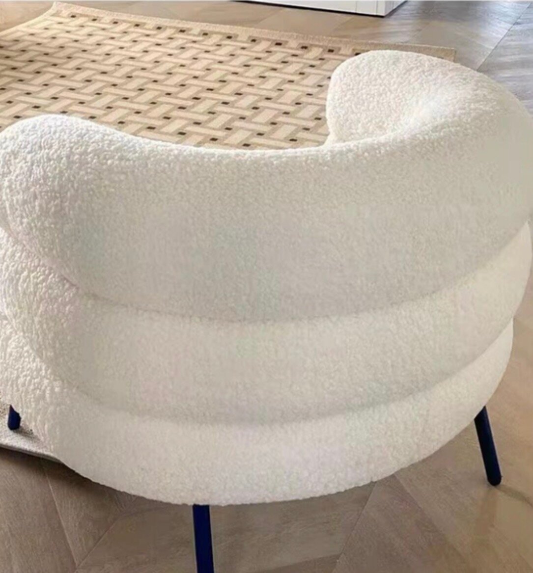 Fauteuil rond en tissu blanc